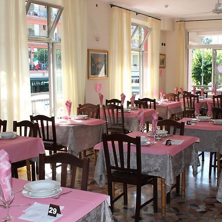 Hotel Oblio Rimini Exteriör bild