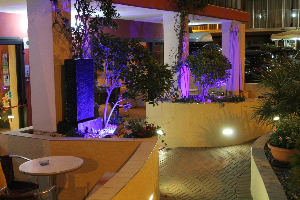 Hotel Oblio Rimini Exteriör bild