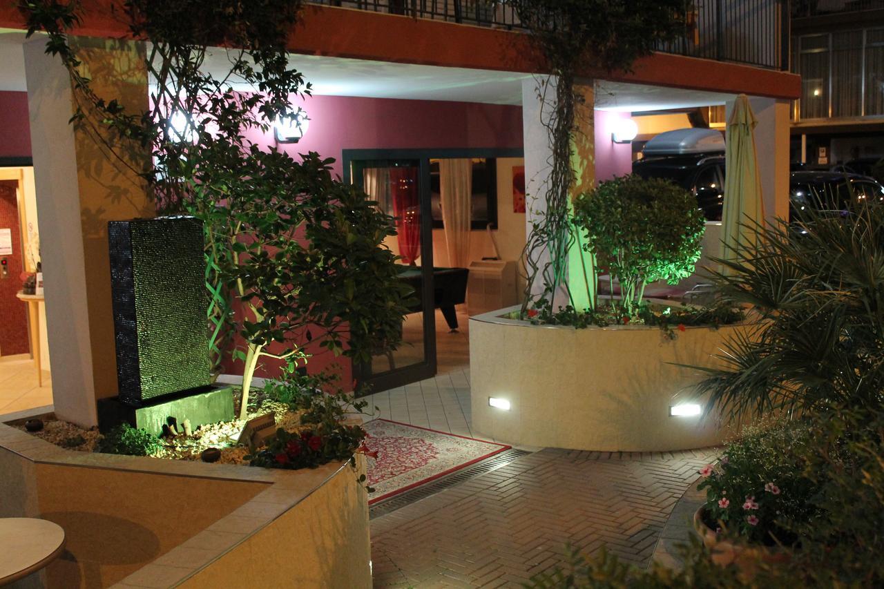 Hotel Oblio Rimini Exteriör bild